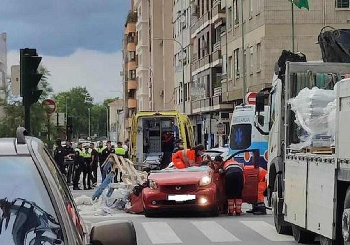 Imagen de la conductora dentro del coche, después de que le haya caído el palé de ladrillos.