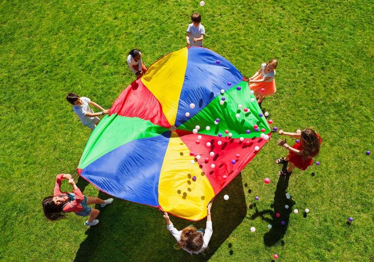 Niños jugando en un campamento de verano.