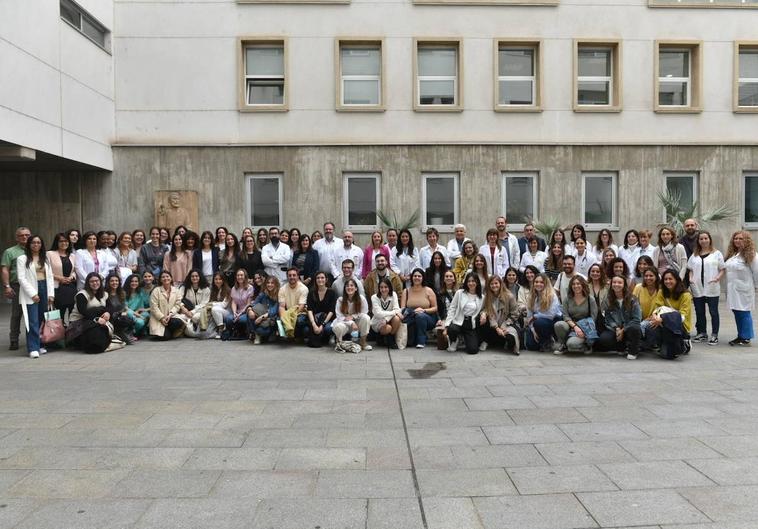 Foto de familia de los 62 residentes que inician su formación en La Rioja, acompañados por la consejera de Salud, el gerente del Seris, y la gerente de Atención Primaria.