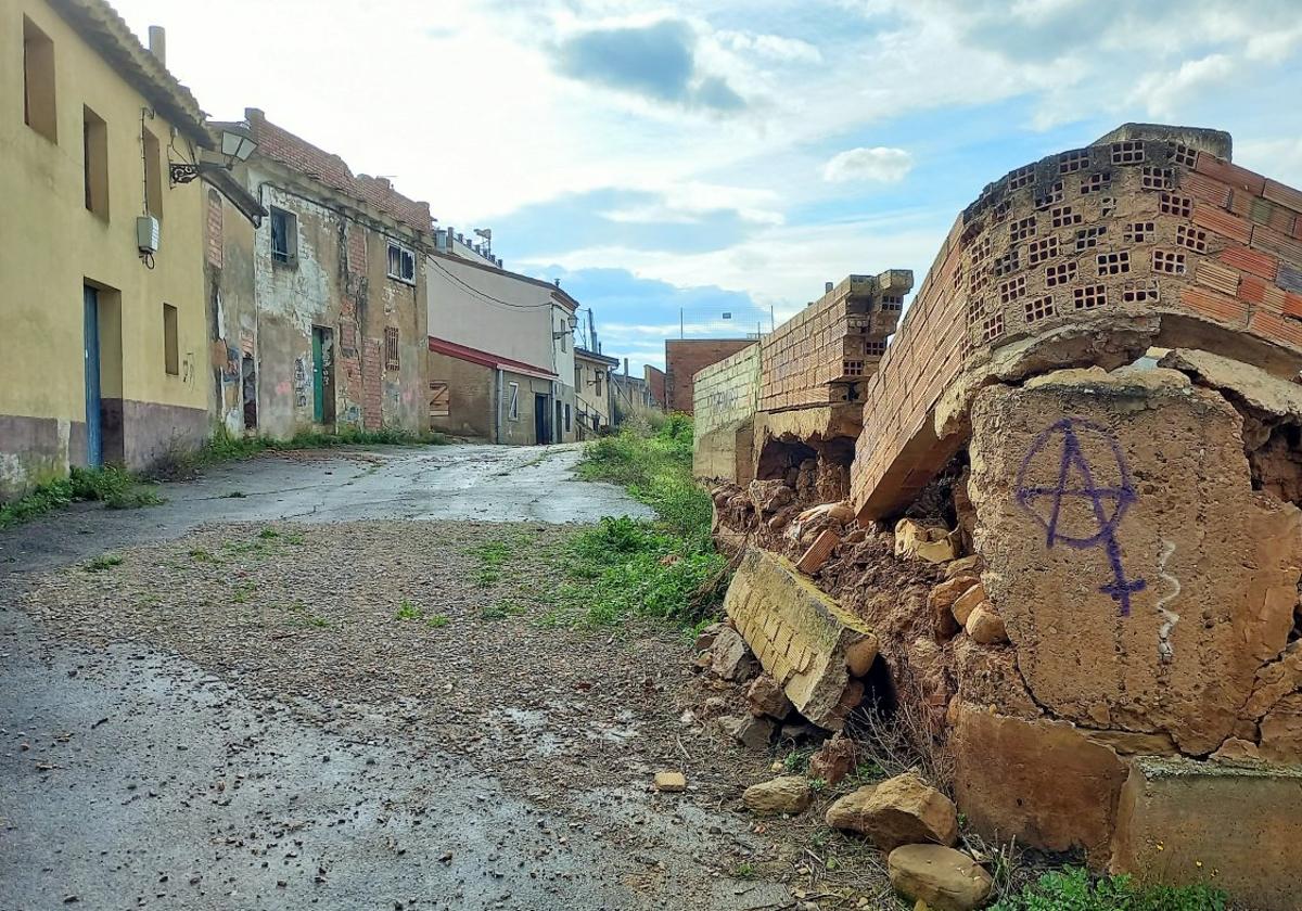 Edificio semiderruido en el Barrio de Bodegas de Villamediana de Iregua y que representa el escaso mantenimiento de algunas edificaciones.