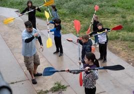 Los escolares aprendieron el uso de los aparejos de pesca y también del remo en las piraguas.