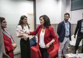 Andreu se dirige a Saénz, en presencia de Soriano, antes del debate.