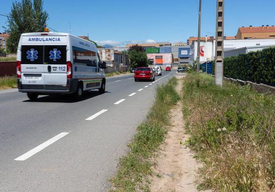 Parte de los terrenos sin urbanizar donde se construirá la acera con avenida de Burgos al fondo.