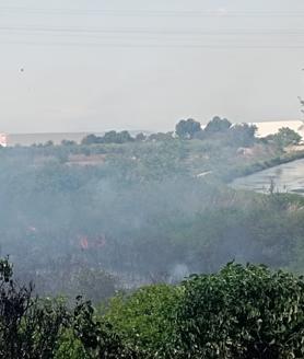 Imagen secundaria 2 - Extinguido el incendio originado en Euromueble y reabierto el tráfico en la N-232, en Calahorra