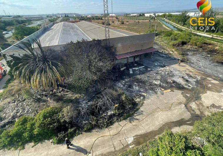 Vista de la superficie quemada en la parcela de Euromueble y zona colindante.