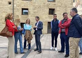 El candidato del PP, Gonzalo Capellán, en la Plaza de la Paz de Haro
