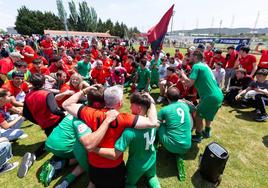 Afición y jugadores del La Calzada, durante la celebración por el pase al playoff a Segunda RFEF.