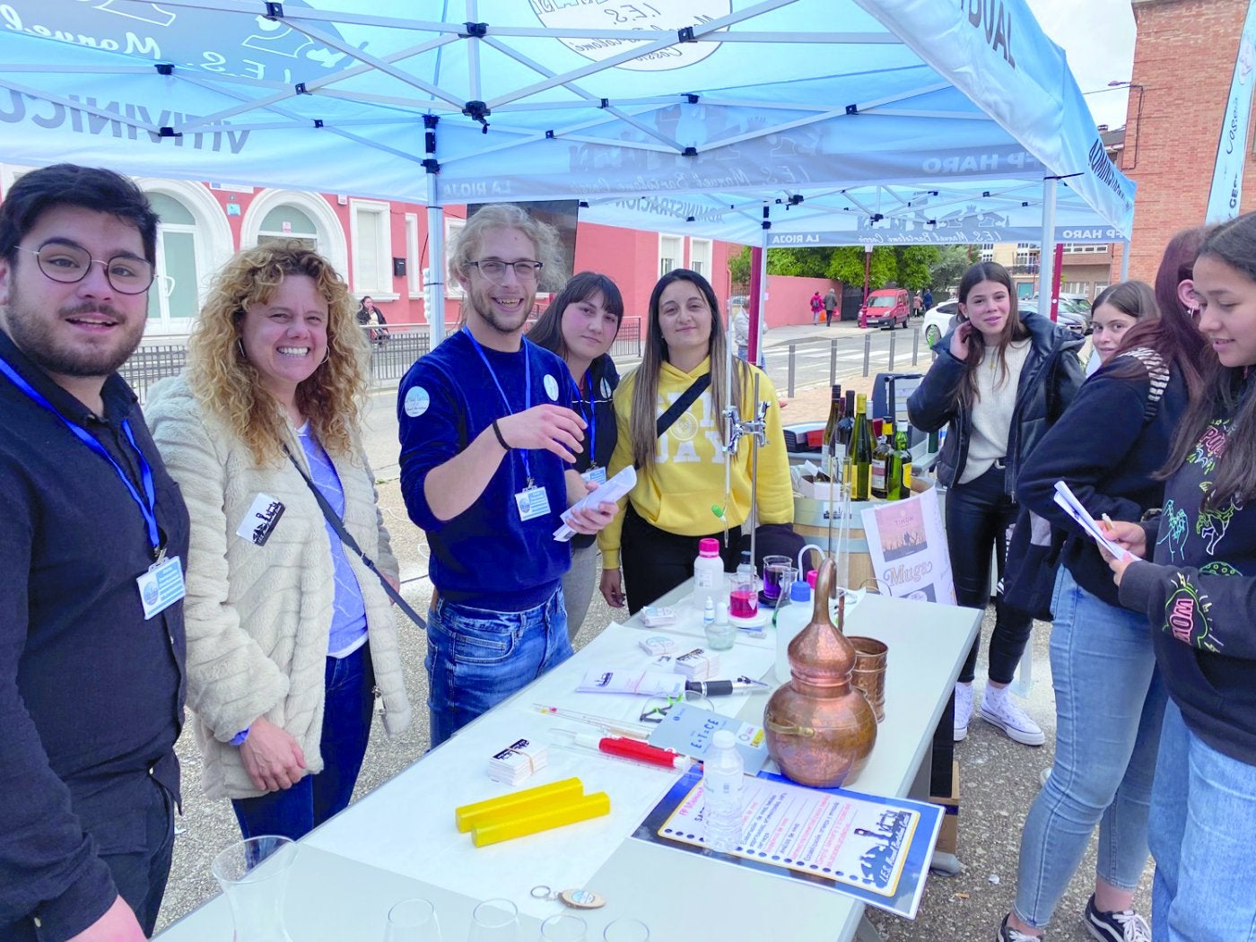 Alumnos y profesora del grado en Vitivinicultura, durante la feria.