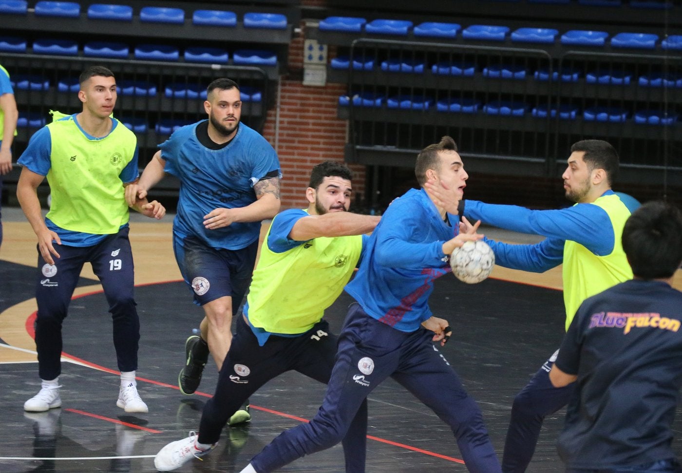 El Korchi y Luciano Silva intentan frenar a Edu Cadarso en un entrenamiento del Ciudad de Logroño.