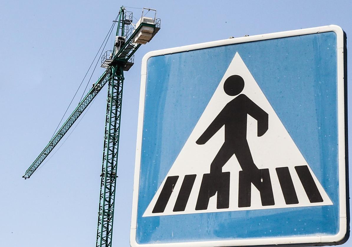 Imagen de archivo de una grúa en una promoción de viviendas de Logroño.