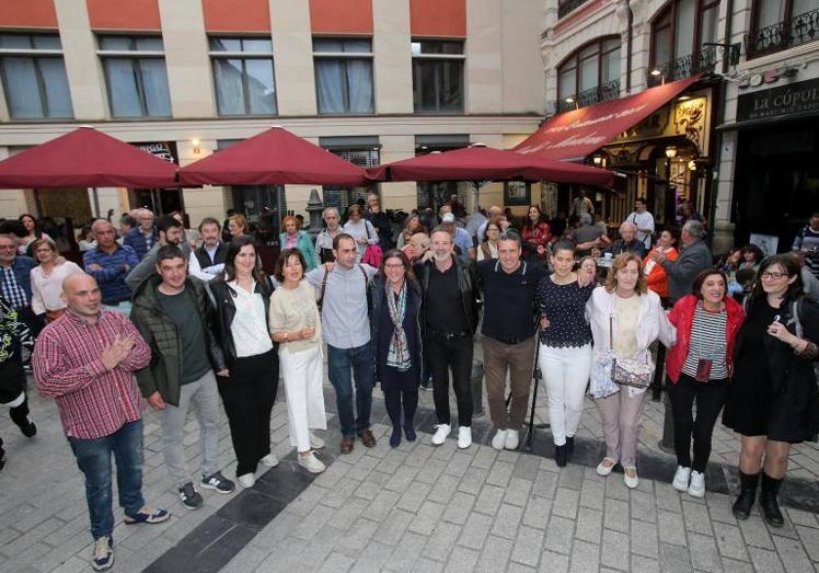 Candidatos de PR+ España Vaciada y simpatizantes, junto al Moderno.