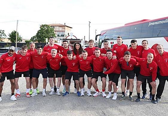 La plantilla del La Calzada, antes de subirse al autobús.