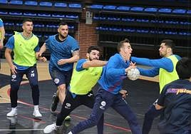 El Korchi y Luciano Silva intentan frenar a Edu Cadarso en un entrenamiento del Ciudad de Logroño.