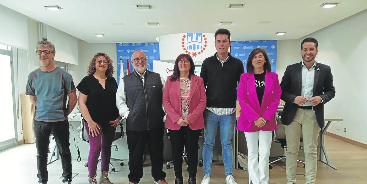 Carmelo Sota (IU), Inmaculada Domínguez (Vinea), Ángel Calvo (Vox), Rita Beltrán (PR+E), Jesús Rubio (PP), Ana Pérez-Aradros (PLR) y Javier García (PSOE), antes del debate de Radio Arnedo.