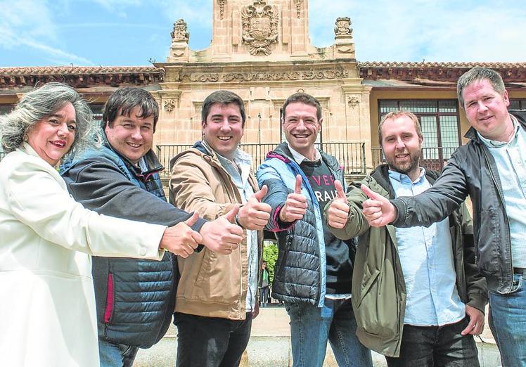 Inmaculada Gordo (VOX), Carlos Barrón (MSD), Raúl Riaño (PP), Óscar Reina (Por La Rioja), Diego Mendiola (IU) y Javier Ruiz (PSOE). No pudo acudir a la cita fotográfica Francisco J. Gubía (PR+ España Vaciada).