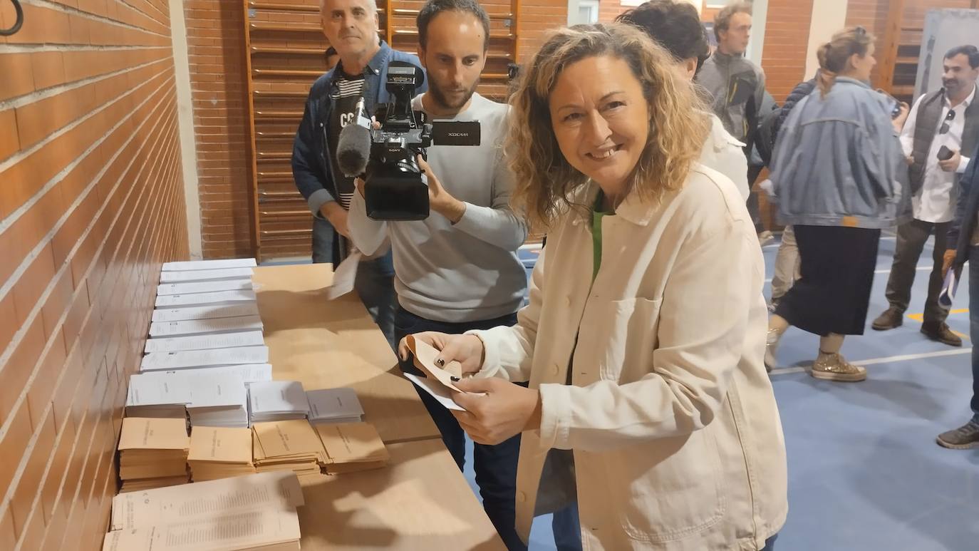 Amaia Castro, aspirante a la Alcaldía de Logroño por Podemos-IU, coge las papeletas para votar. 
