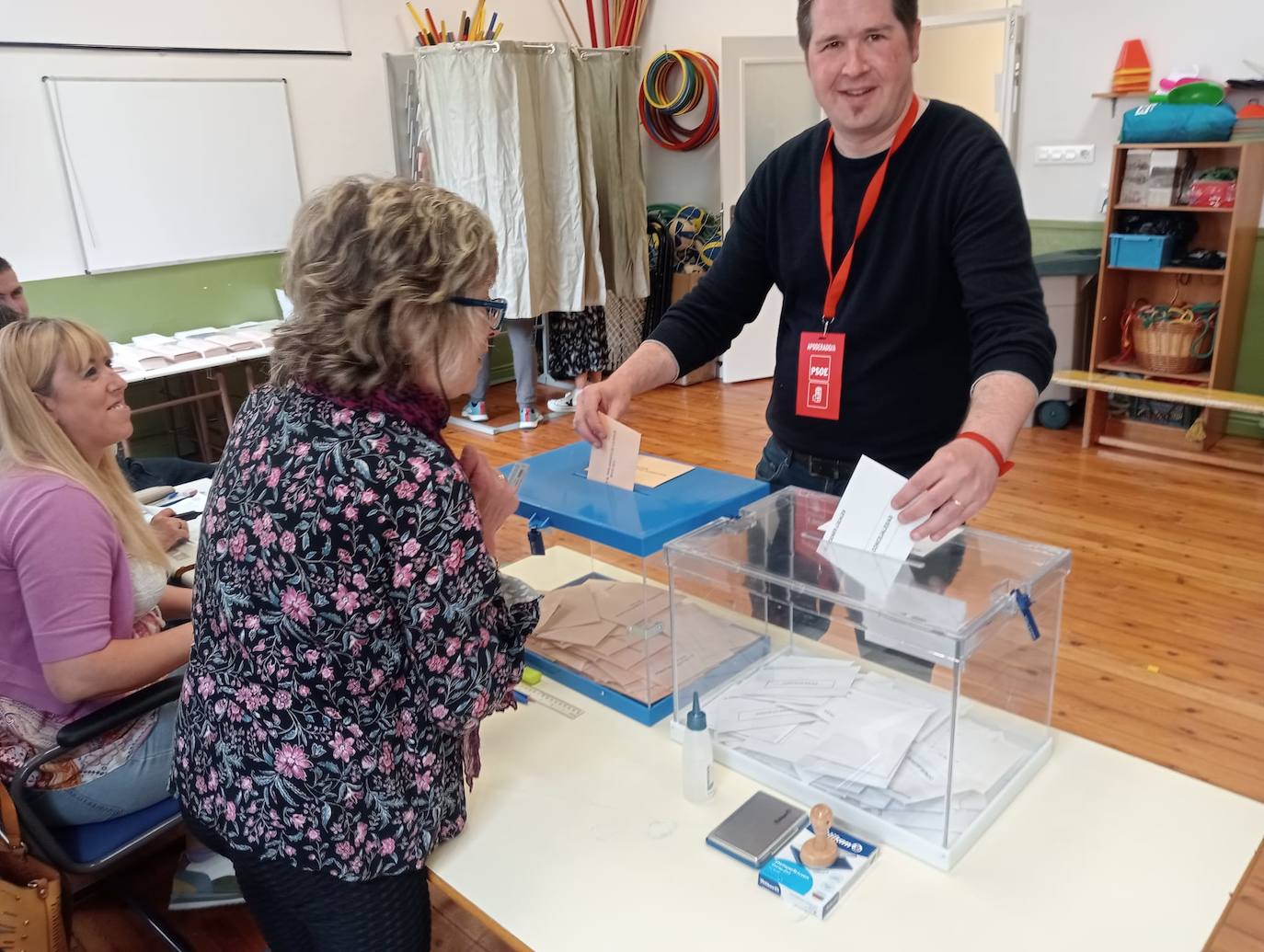 Javier Ruiz, candidato socialista en Santo Domingo, en el momento de votar.