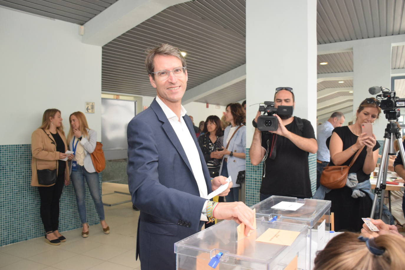 Gonzalo Capellán, el candidato del PP a presidir el Gobierno de La Rioja, introduce la papeleta en la urna. 