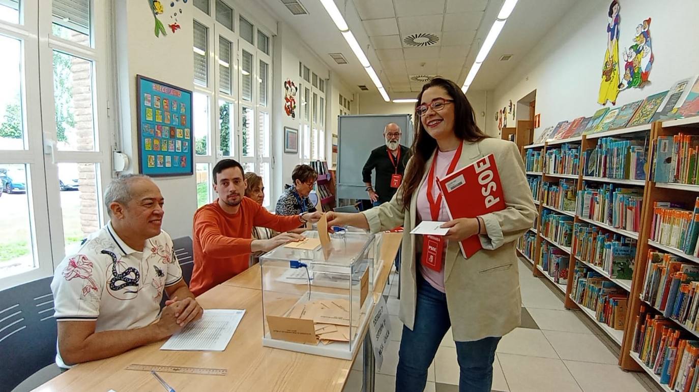 La alcaldesa de Calahorra, Mónica Arceiz (PSOE), en el momento de introducir la papeleta autonómica.