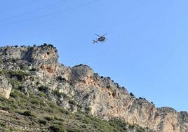 El helicóptero, en tareas de rescate sobre la zona alavesa de las Conchas de Haro.