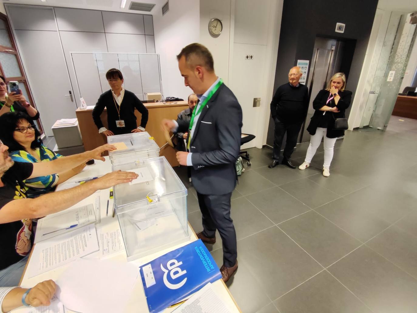 Iván Rivera, candidato de Vox en Haro, ha votado en el Ayuntamiento a los pocos minutos de abrirse las mesas.