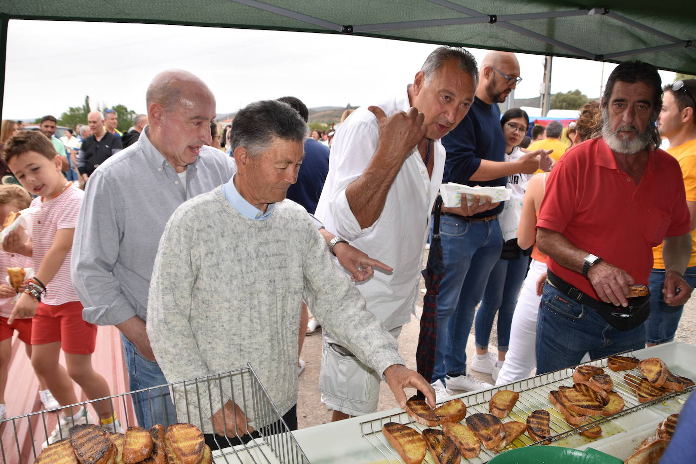Reparto de tostadas por San Isidro, en Igea