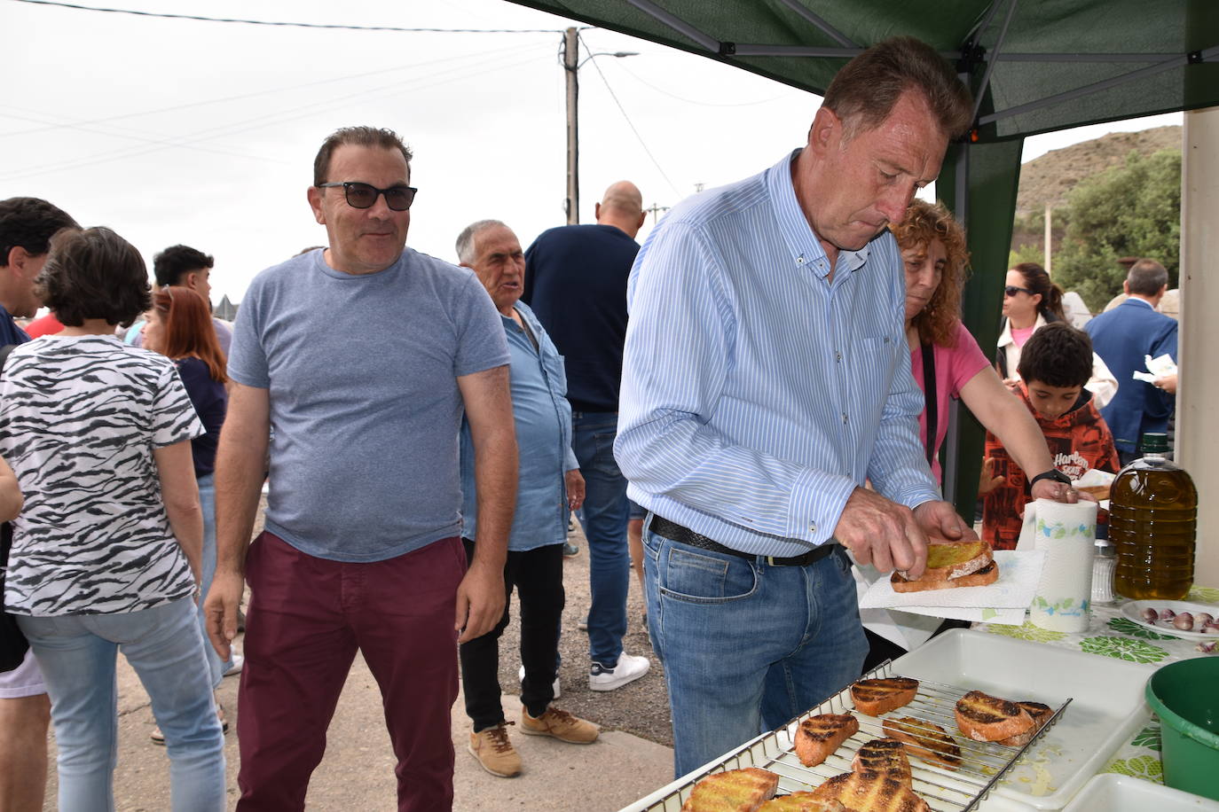 Reparto de tostadas por San Isidro, en Igea