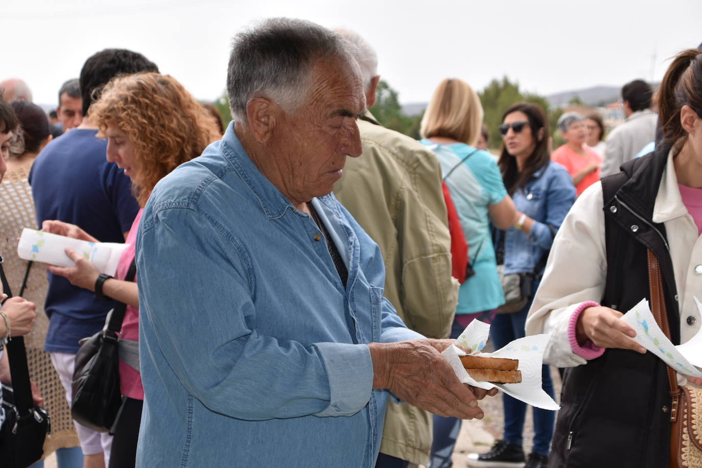 Reparto de tostadas por San Isidro, en Igea