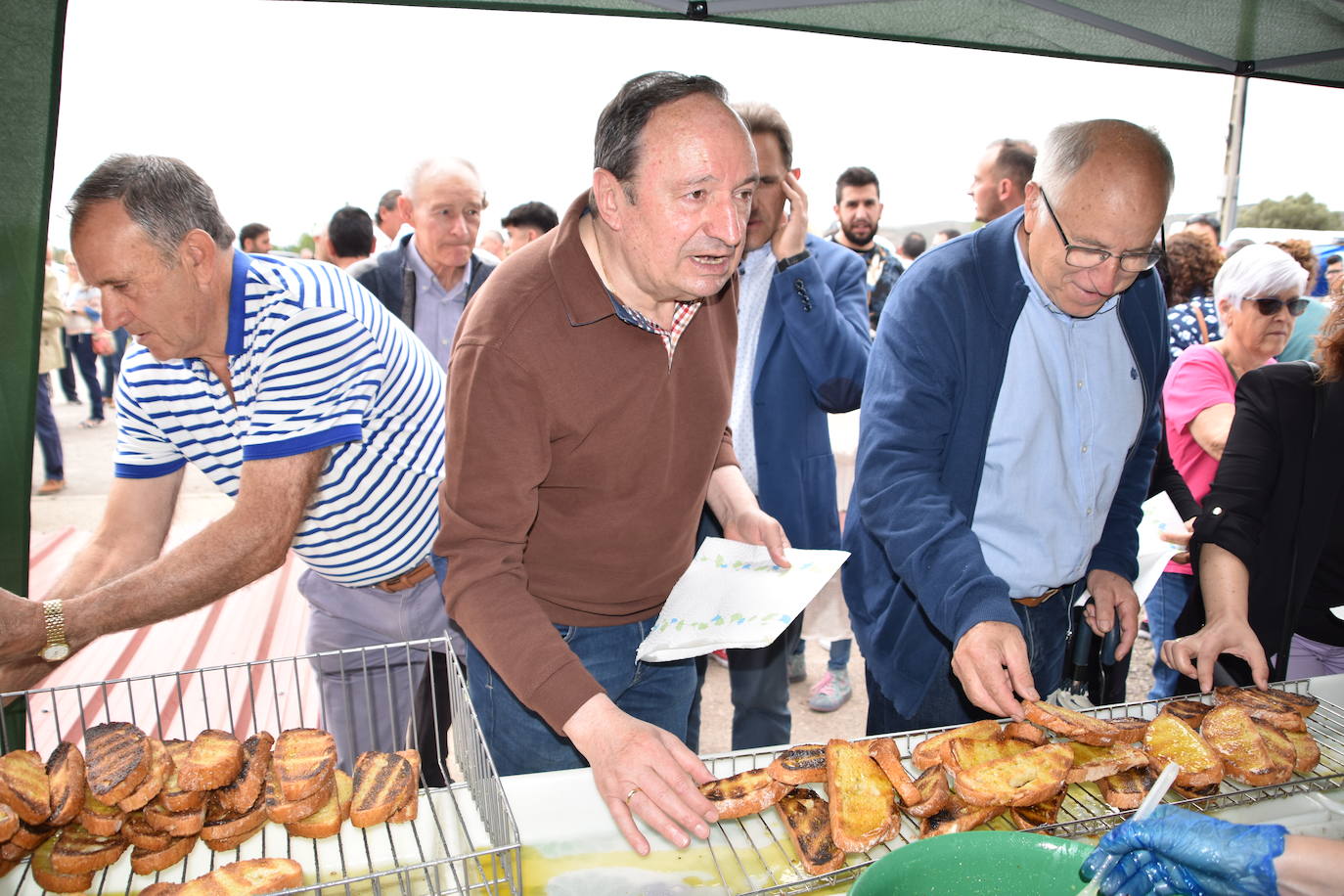 Reparto de tostadas por San Isidro, en Igea