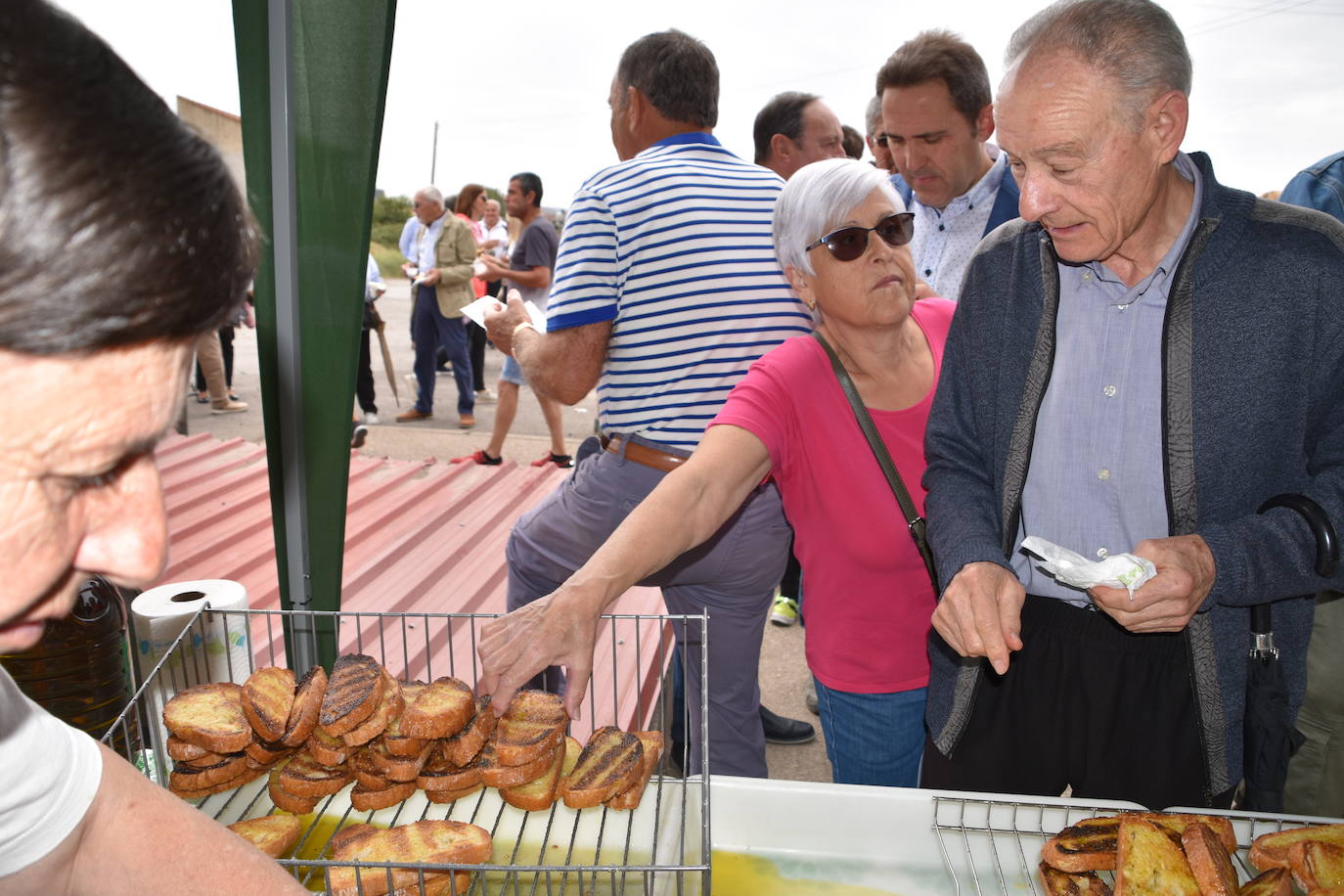 Reparto de tostadas por San Isidro, en Igea