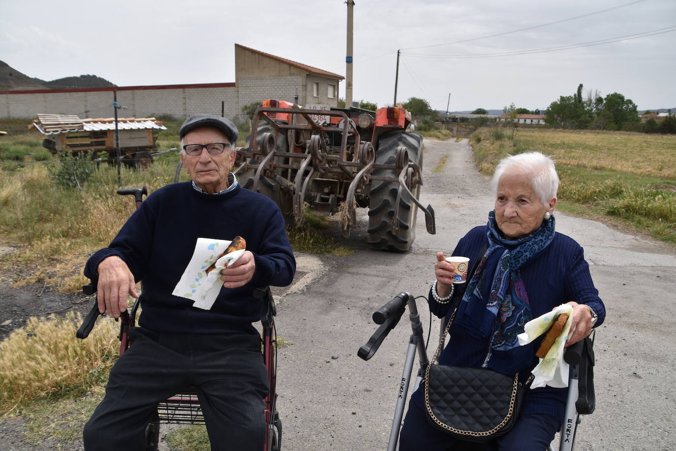 Reparto de tostadas por San Isidro, en Igea