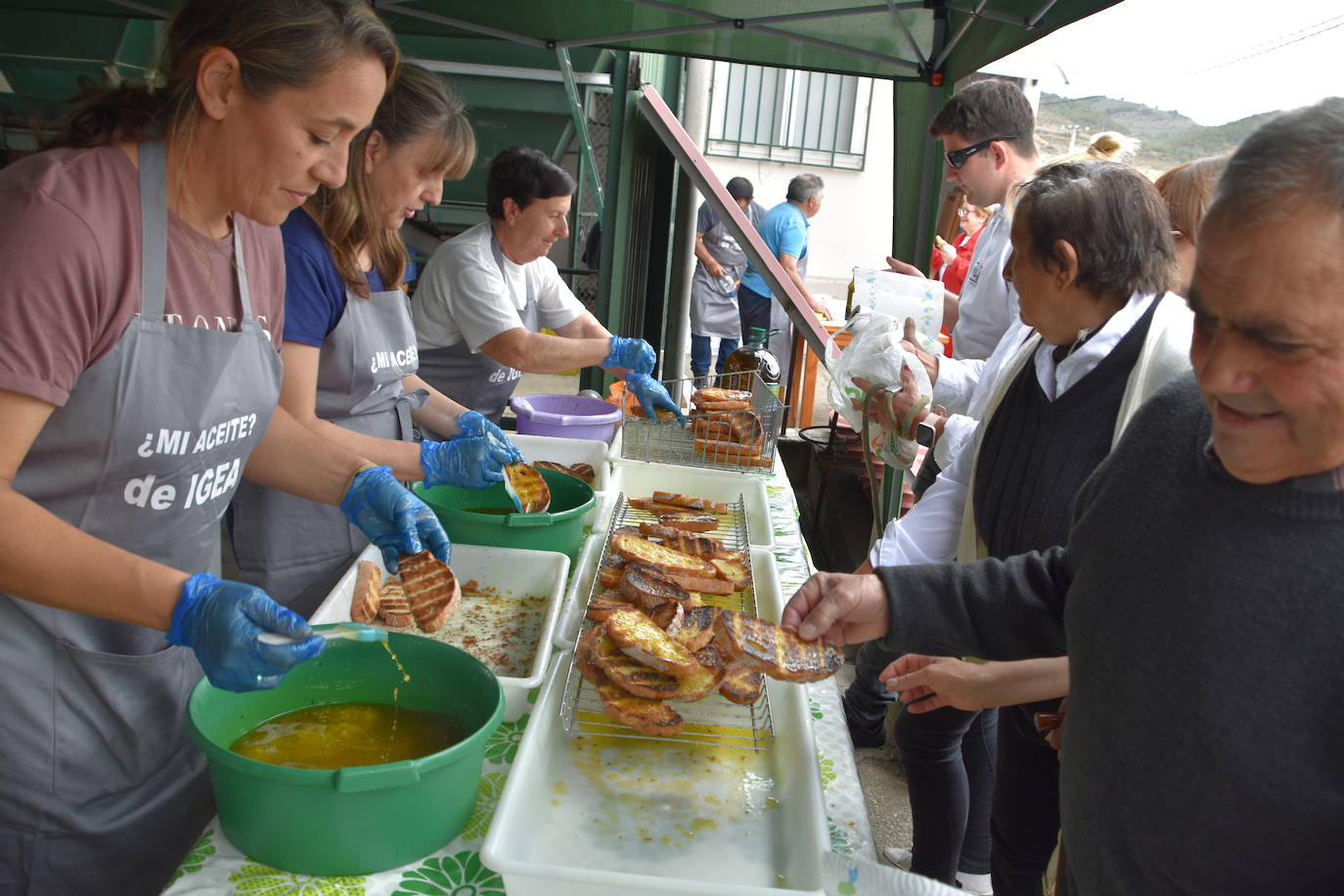Reparto de tostadas por San Isidro, en Igea