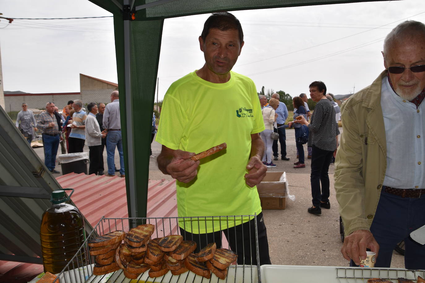 Reparto de tostadas por San Isidro, en Igea