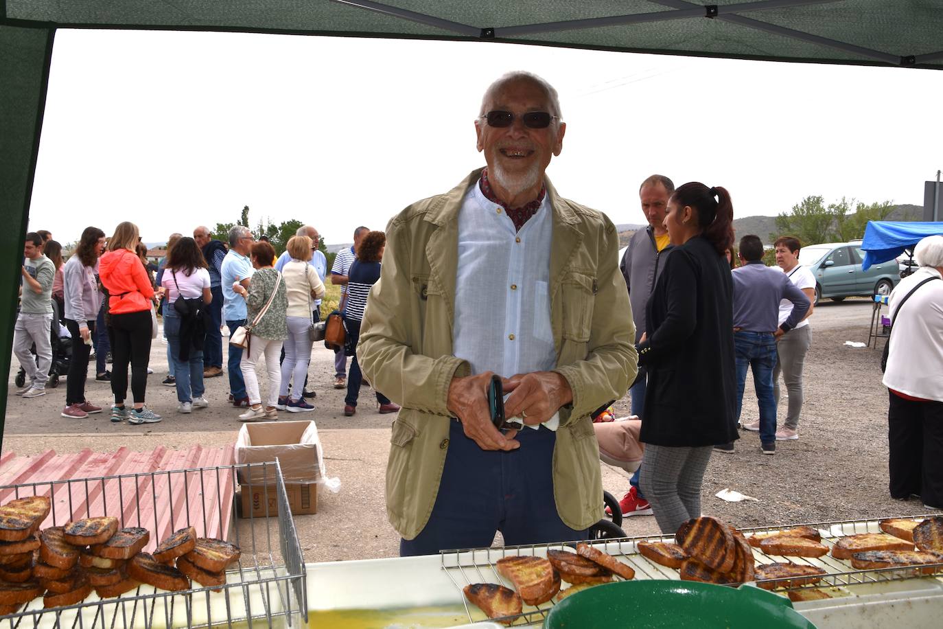 Reparto de tostadas por San Isidro, en Igea