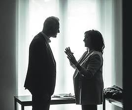 Concha Andreu charla con Pablo Hermoso de Mendoza durante un acto de la campaña electoral, un encuentro con agentes culturales celebrado en la Casa de los Periodistas.