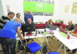 Miembros del PR+E siguen los resultados en la noche electoral.