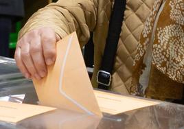 Una mujer vota en un colegio electoral logroñes en las generales de 2019.