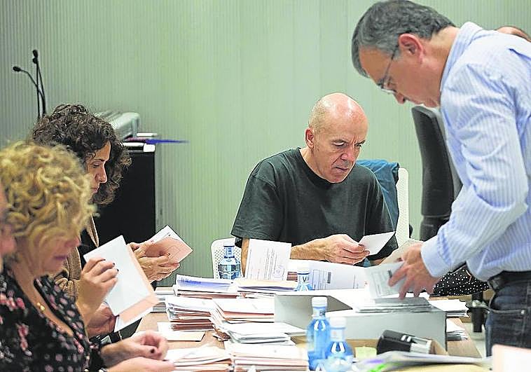 Recuento de votos de los residentes ausentes en las elecciones generales del 10 de noviembre de 2019 en el Palacio de Justicia.