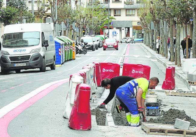 Avenida de Portugal. Últimas actuaciones en esta calle para adecuar carga y descarga junto al Bretón.