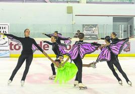 El grupo de ballet de Club Hielo Rioja representa su número en la pista de hielo de Lobete.