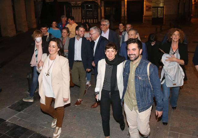 Miembros de la Comisión Ejecutiva Regional del PSOE La Rioja a la salida de la reunión.