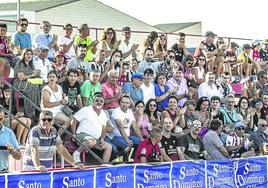 Una de las gradas de El Rollo completamente llena en un partido de pretemporada durante el verano pasado