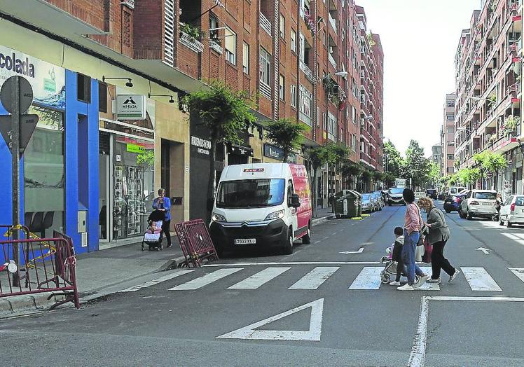 Imagen principal - Fundición, en mayo de 2020, antes de que se actuara en ella, la calle ya reorganizada a base de pinturas de colores y su aspecto actual.