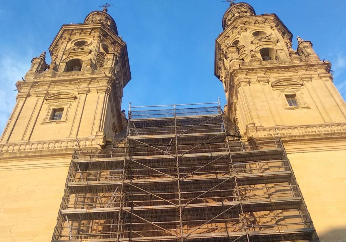 Andamios instalados frente a la portada principal de La Redonda, que da a la plaza del Mercado.