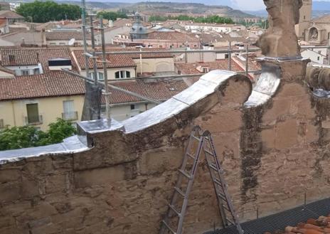 Imagen secundaria 1 - Una obra de altura para arreglar un canalón de La Redonda