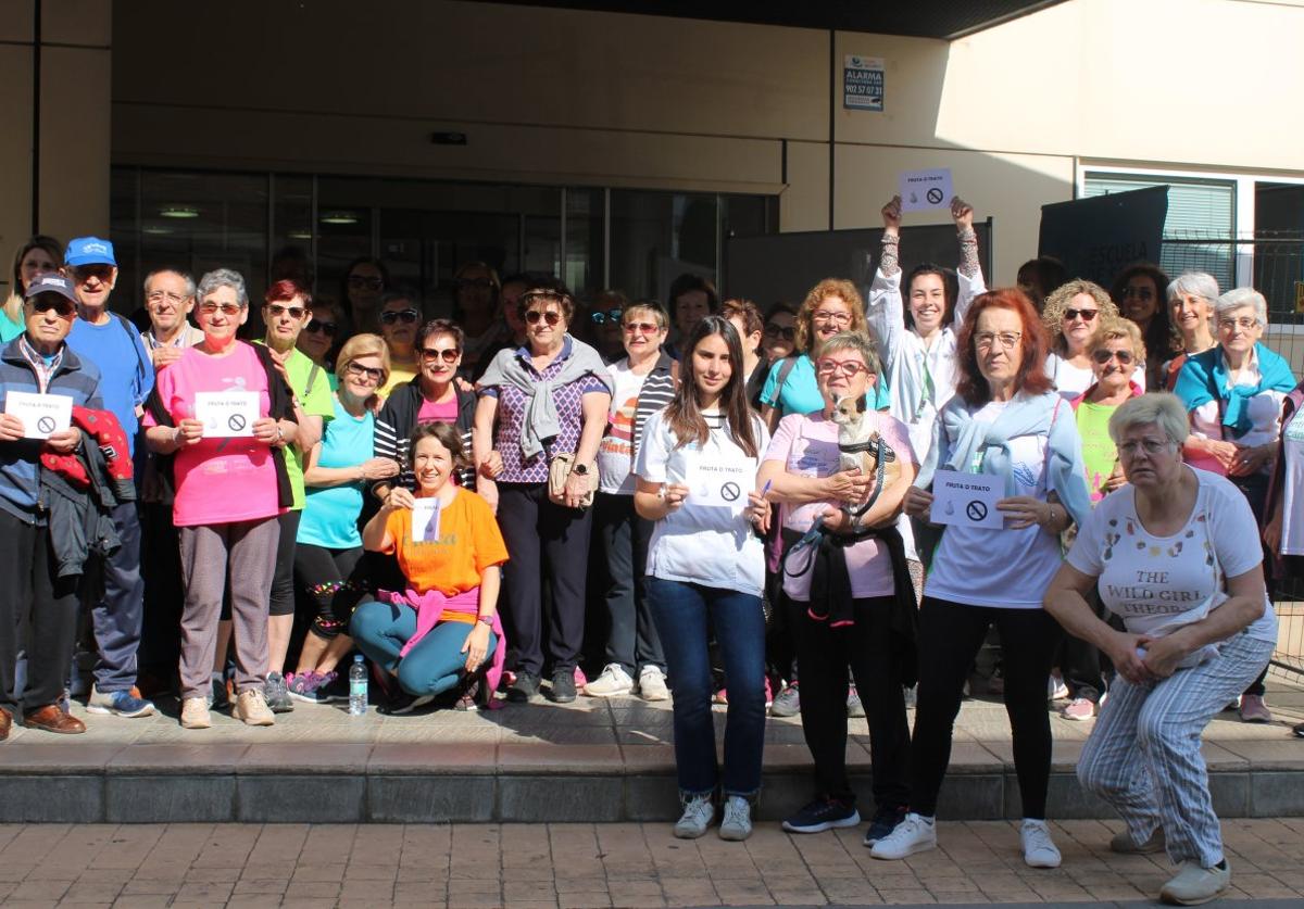 Participantes en el paseo saludable por el Día sin Tabaco.