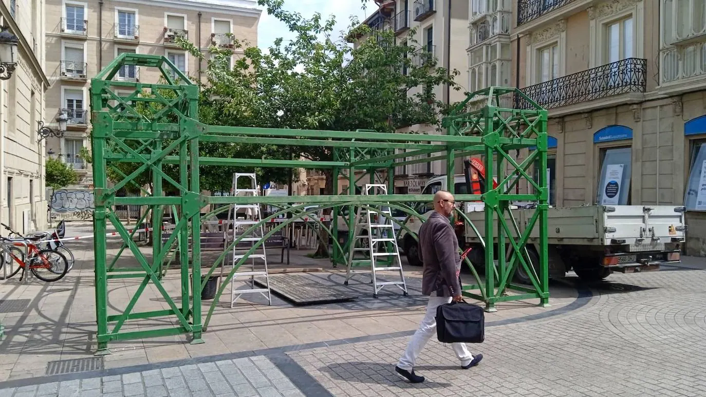 Las piezas del arco triunfal ya están a la entrada de la calle Portales.