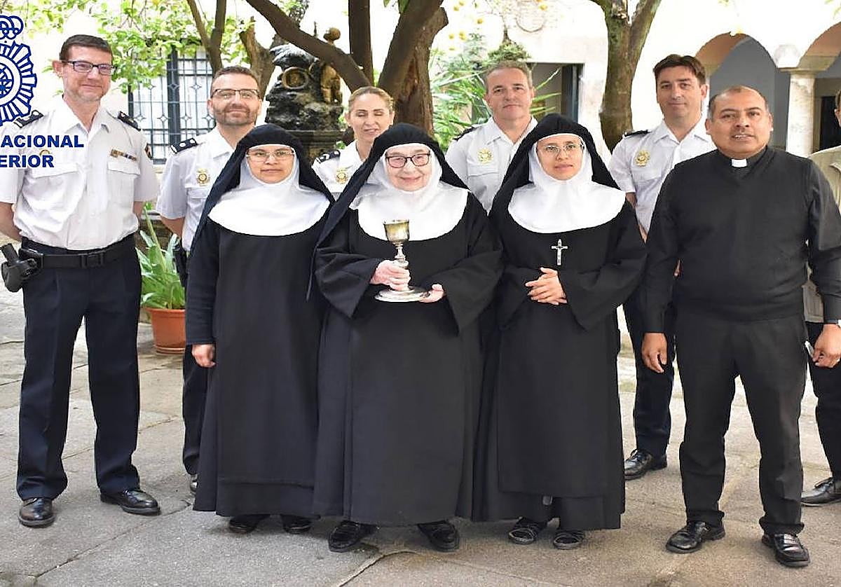 Monjas y policías, con el cáliz recuperado.