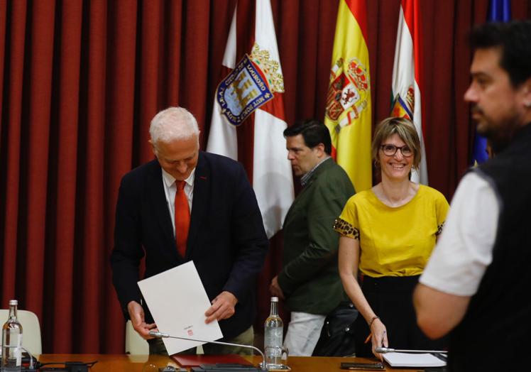 Escobar, alcalde electo, y Hermoso de Mendoza, todavía primer edil, se saludan en el inicio del pleno.