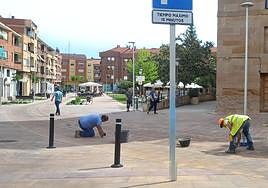 Últimos trabajos, días atrás, en la calle Bretón de los Herreros de Lardero, donde se colocará un tótem.
